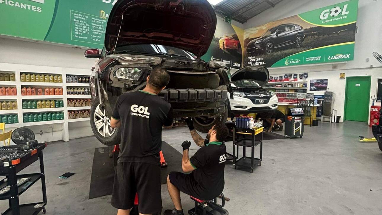 Equipe da GOL Lubrificantes trabalhando em veículo elevado